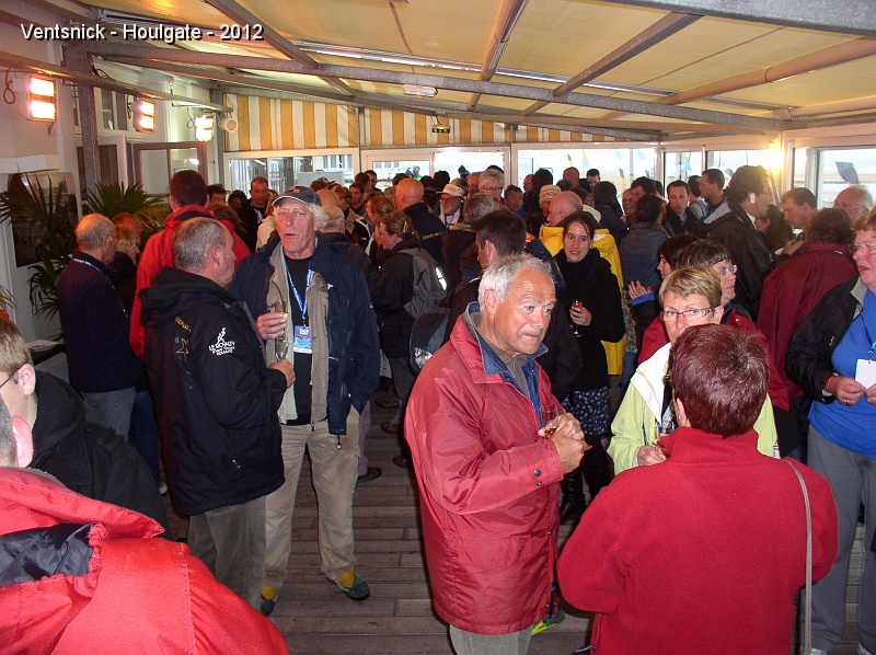 P5190004 (2).jpg - ... l'ambiance est chaleureuse, à l'extérieur la pluie ne cesse de tomber ...